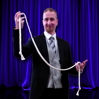 Beschreibung Zauberer Kindergeburtstag Gregory: Ob für Geburtstagsfeiern, Hochzeiten, Firmenfeste, Outdoor-Events, Weihnachtsfeiern,… Gregory bringt Magie auf Ihr Event, von der Ihre Gäste noch lange sprechen werden. CLOSE-UP SHOWS Zauberer Gregory aus Wien Zauberei aus nächster Nähe! Hier passieren die unmöglichsten Dinge direkt vor Ihren Augen! Münze, Murmeln, Gummiringe, Geldscheine, Streichhölzer, ja sogar Salzstreuer werden plötzlich zum magischen Requisit. Clos-Up Magic, bzw. Tischmagie gehört mit Sicherheit zu den faszinierenden Formen der Zauberkunst. Kein Spiegel, kein doppelter Boden, keine hübsche Assistentin die ablenkt. Pure Zauberei zum Anfassen nahe. BUEHNE & SALON Gregory zaubert auch für eine größere Anzahl Zuseher. Was seine Programme ausmacht ist vor allem ein Gespür für das richtige Verhältnis von Magie und Comedy. Es gibt was zum Lachen, es gibt was zum Staunen, es gibt sogar Kunststücke bei denen die Zuseher direkt mitmachen können. Gregory löst den Rubik-Cube in weniger als einer Sekunde, lässt Seile seinen Körper durchdringen, liest Ihre Gedanken,… u.v.m.! Magische Momente, gewürzt mit einer Briese Humor, dass ist das Rezept mit dem Zauberer Gregory seine Shows kocht. MAGISCHE MODERATION Sie haben ein Event und suchen noch eine außergewöhnliche Überleitung zwischen den einzelnen Parts? Die Kombination von Zauberei und Moderation ist eine ganz besondere Art dies zu lösen. Übergänge werden so kurzweilig und helfen Ihr Event einzigartig zu machen. Zauberer Kindergeburtstag Gregory buchbar für: Familienfeste und Kinderfeste. Desweiteren Sommerfeste und Zirkusfeste. Aber auch Faschingsfeste und Schulfeste. Ebenso für Kindergeburtstage in Wien und Niederösterreich sowie Burgenland zu beachten: Die Zaubershow ist Indoor und soweit bei Schönwetter Outdoor durchführbar. Jedoch bei starken Wind oder Regen nicht durchführbar. Technische Anforderungen: Eventuell Stromanschluß für ein Headset damit uns auch ein größeres Publikum gut hört.