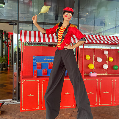 Stelzenkünstlerin buchen