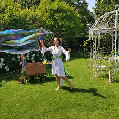 riesenseifenblasen-seifenblasenshow-buchen-3 Seifenblasenshow Showact