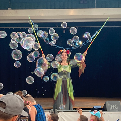 seifenblasenshow-riesenseifenblasen-2 Seifenblasenshow Showact