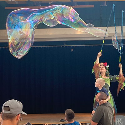 seifenblasenshow-riesenseifenblasen-4 Seifenblasenshow Showact