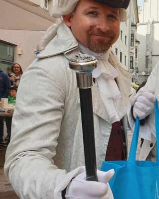 Stelzengeher Christopher buchen