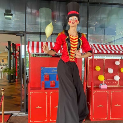 Stelzenkünstlerin mieten