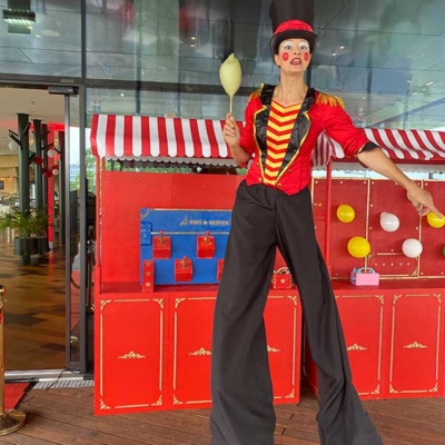 Stelzenkünstlerin mieten