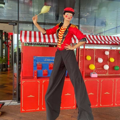 Stelzenkünstlerin mieten