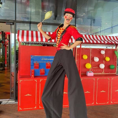 Stelzenkünstlerin mieten