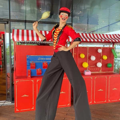 Stelzenkünstlerin mieten