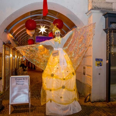 Stelzenartistin buchen