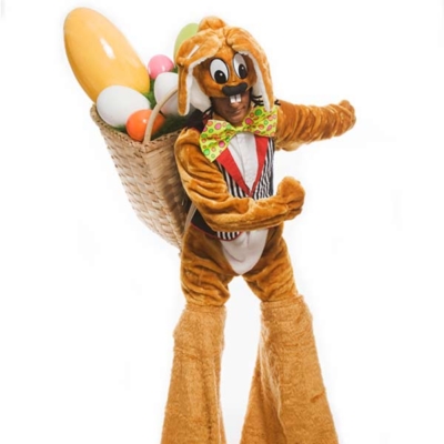 Osterhase auf Sprungstelzen