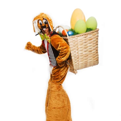 Osterhase auf Sprungstelzen