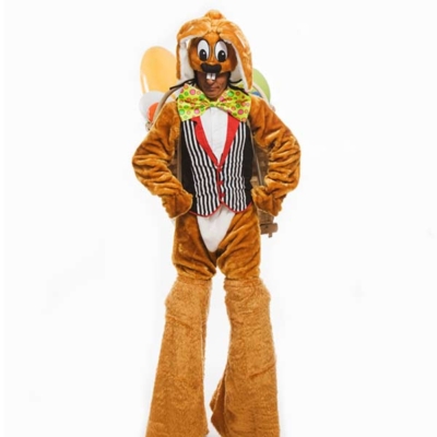 Osterhase auf Sprungstelzen