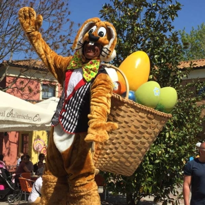 Osterhase auf Sprungstelzen