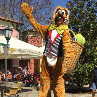 Osterhase auf Sprungstelzen