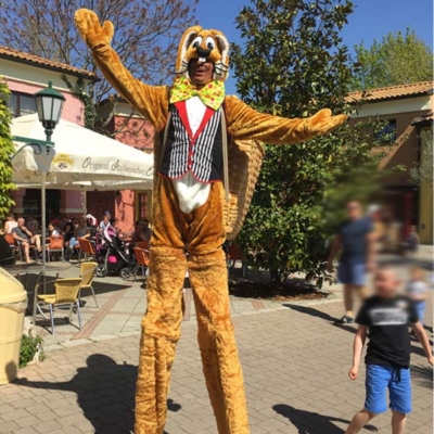 Osterhase auf Sprungstelzen